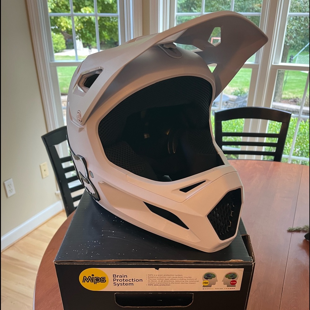 Fox Rampage downhill helmet! Never used…need a medium 😕